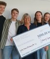 Centerleder i NCFF Vest Hanne Wacher Kjærgaard med præmiechecken til eleverne fra Silkeborg Gymnasium, Malthe, Rasmus, Dicte, Emma og Ditte, som vandt Dyrk Sproget i tysk. 